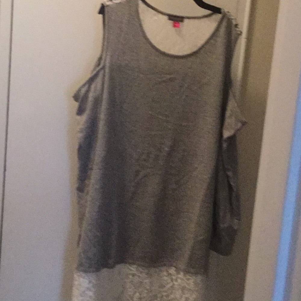 Vince Camuto cold shoulder top, Grey w/Cream Lace